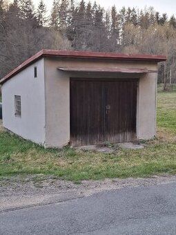 Prodám volně stojící zděnou garáž o ploše 25m2. Pozemek ke g