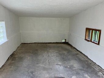 Prodám volně stojící zděnou garáž o ploše 25m2. Pozemek ke g