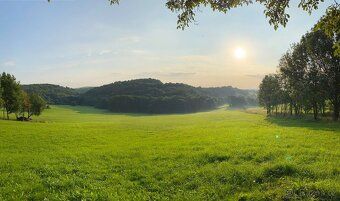 POZEMOK JE V CELKU NA SLOVENSKU cca 35 KM OD DIAĽNICE PRI ME