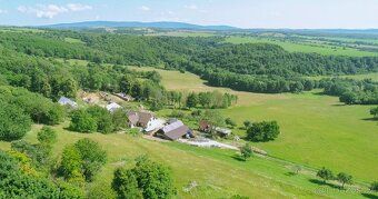 POZEMOK JE V CELKU NA SLOVENSKU cca 35 KM OD DIAĽNICE PRI ME