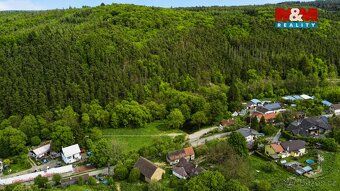 Nabízíme k prodeji stavební pozemek o výměře 600 m² v obci Č
