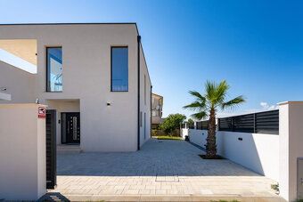 LUXUSNÁ KOMPLETNE ZARIADENÁ MODERNÁ VILA S BAZÉNOM. Severná 