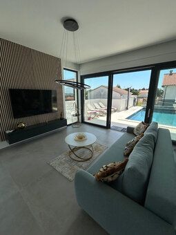 LUXUSNÁ KOMPLETNE ZARIADENÁ MODERNÁ VILA S BAZÉNOM. Severná 