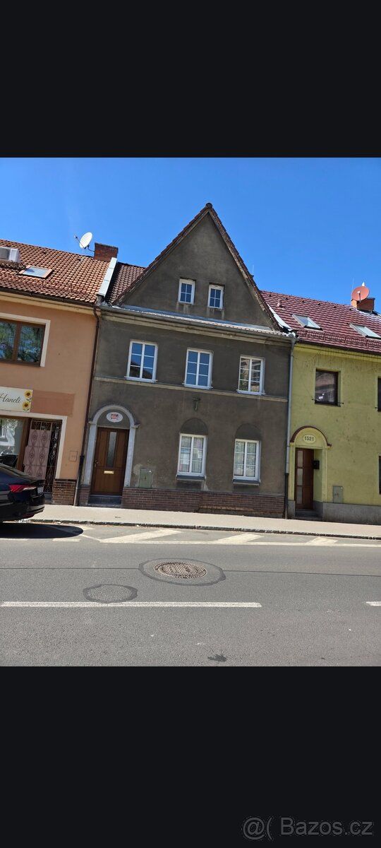 Pronájmu rodinný dům o velikosti 1+4 se zahrádkou v Žatci. P