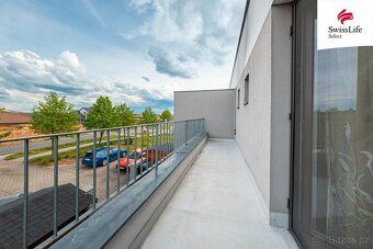 Byt 2+kk se zahradou, dvěma terasami a vlastním zázemím v kl