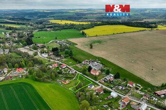 V obci Dolní Jablonná jen 3 kilometry od Přibyslavi je pozem