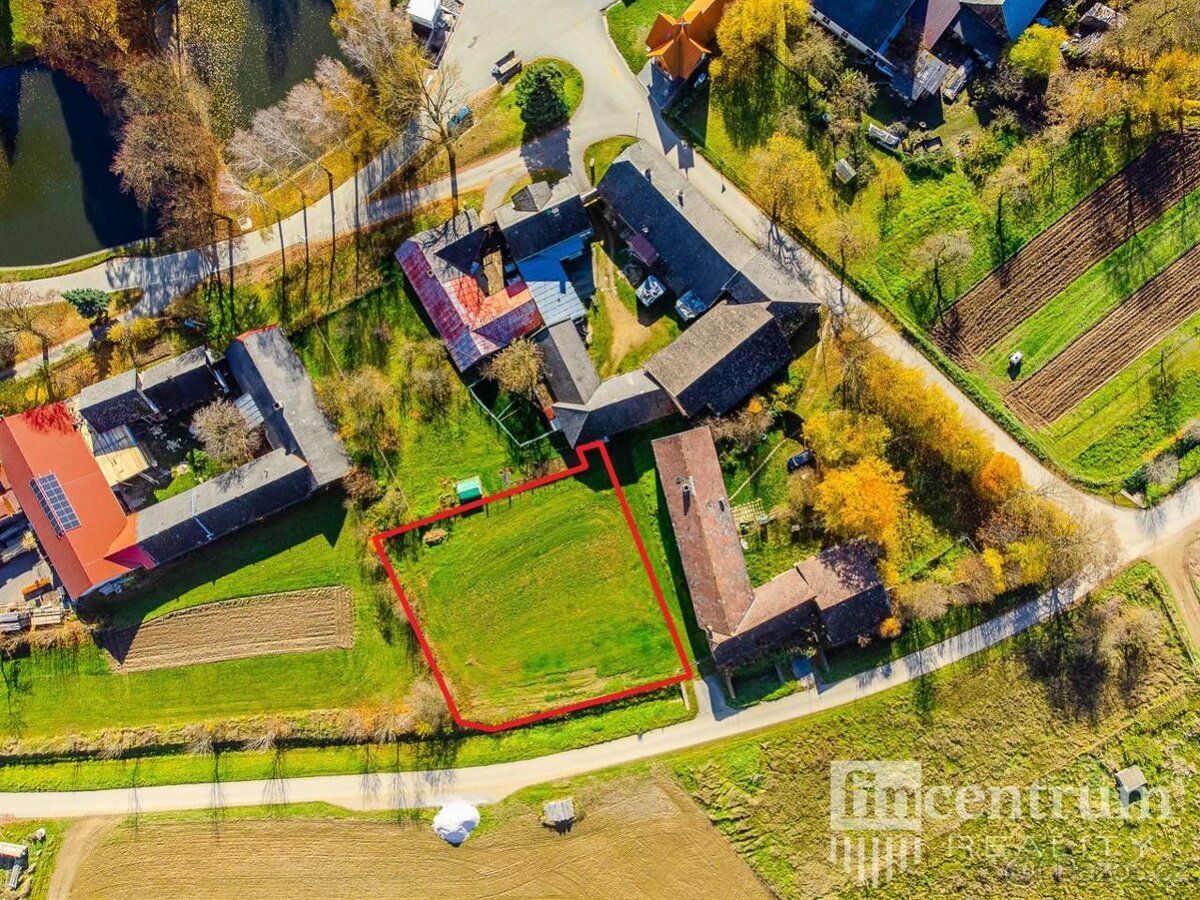 V obci Dolní Jablonná jen 3 kilometry od Přibyslavi je pozem