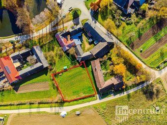 V obci Dolní Jablonná jen 3 kilometry od Přibyslavi je pozem