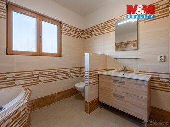 Nabízíme ke koupi útulný nízkopodlažní rodinný dům 4+1 s uži