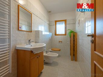 Nabízíme ke koupi útulný nízkopodlažní rodinný dům 4+1 s uži