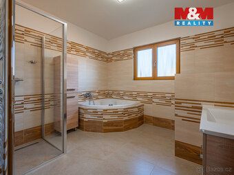 Nabízíme ke koupi útulný nízkopodlažní rodinný dům 4+1 s uži
