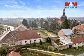 Nabízíme k prodeji starší rodinný dům v obci Kmetiněves, kte