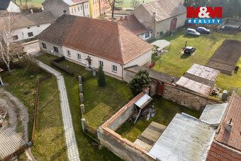Nabízíme k prodeji starší rodinný dům v obci Kmetiněves, kte