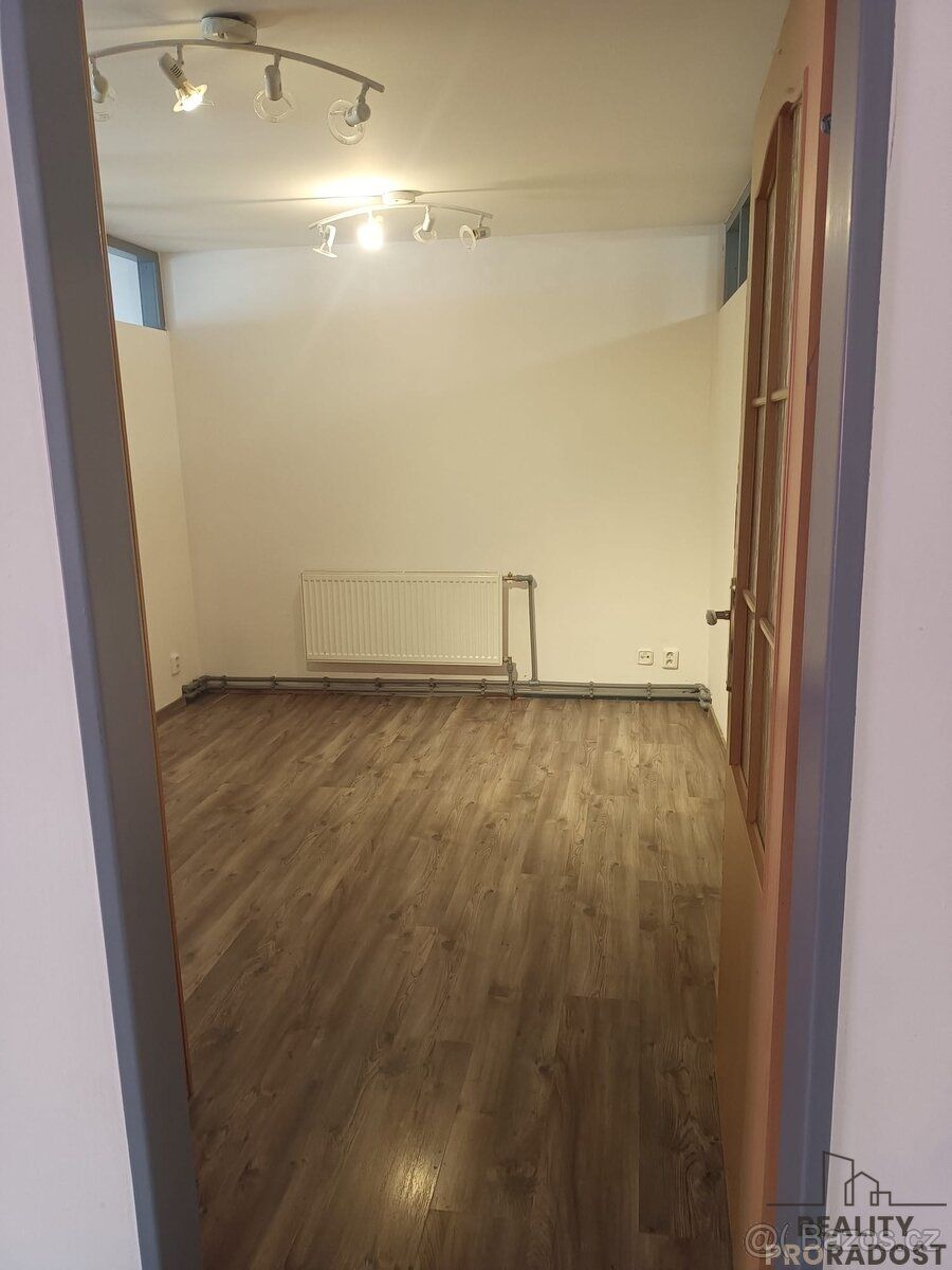 Nabízíme Vám pronájem bytu 1+1 50 m2 v obci Bělušice.
Byt se