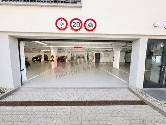 Nabízíme k pronájmu garážové stání o výměře 12 m² v moderní 