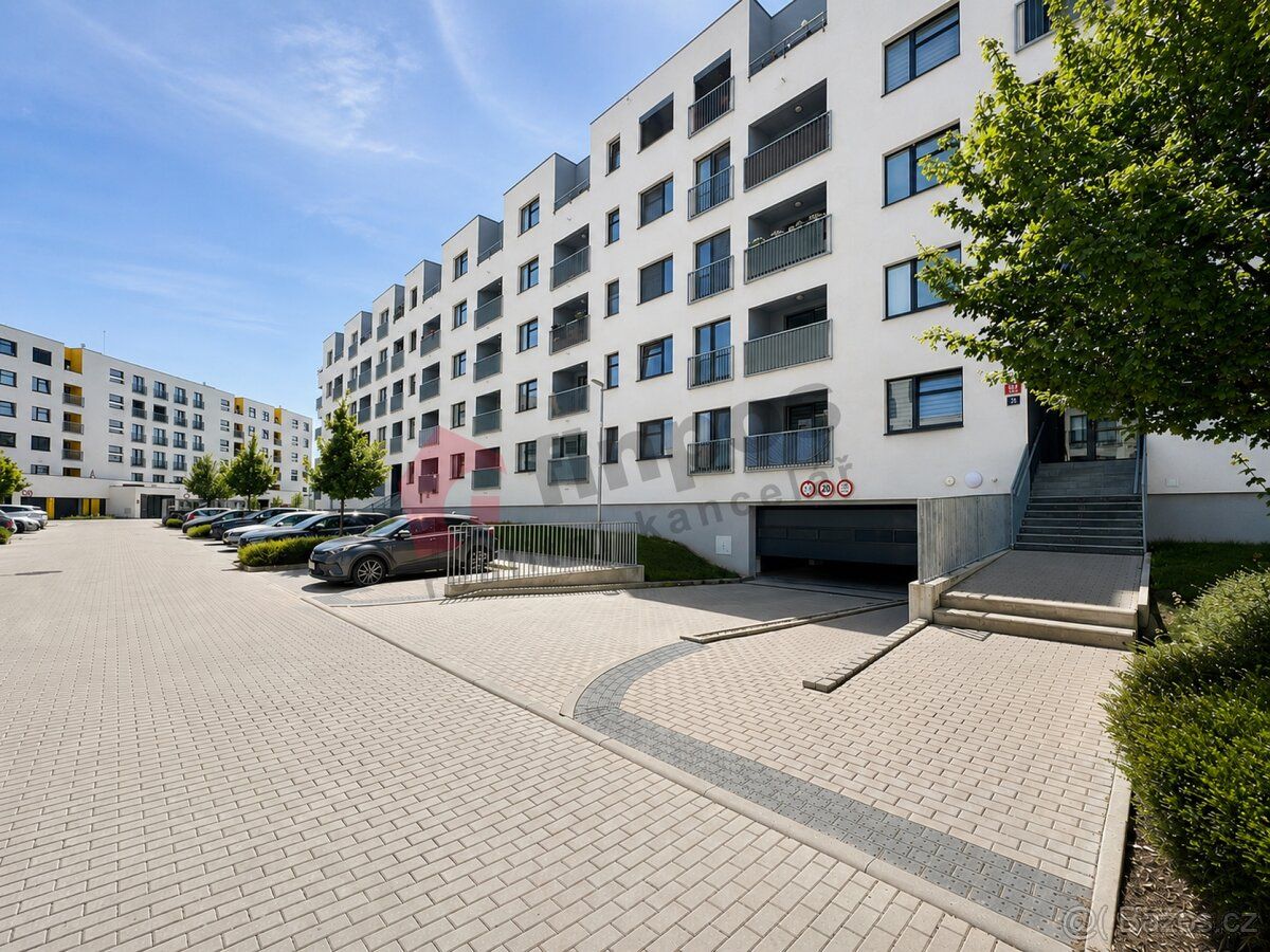 Nabízíme k pronájmu garážové stání o výměře 12 m² v moderní 