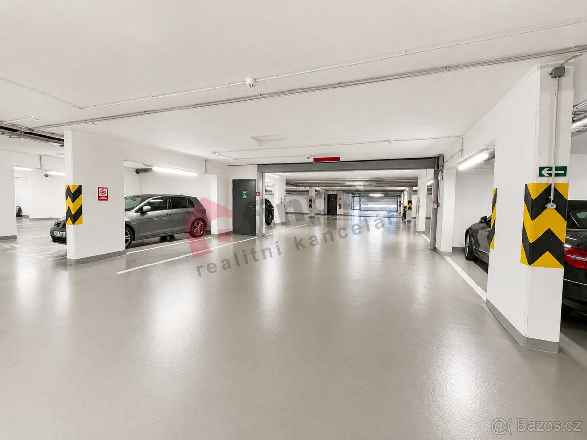 Nabízíme k pronájmu garážové stání o výměře 12 m² v moderní 