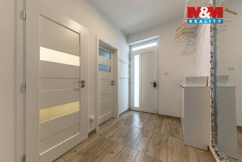 Moderní rodinné bydlení se zahradou, bazénem a garáží v oblí