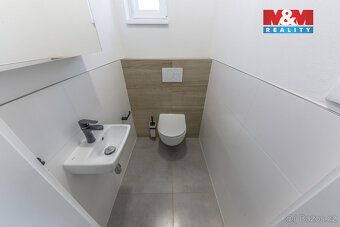Moderní rodinné bydlení se zahradou, bazénem a garáží v oblí