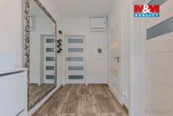 Moderní rodinné bydlení se zahradou, bazénem a garáží v oblí