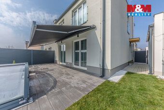Moderní rodinné bydlení se zahradou, bazénem a garáží v oblí