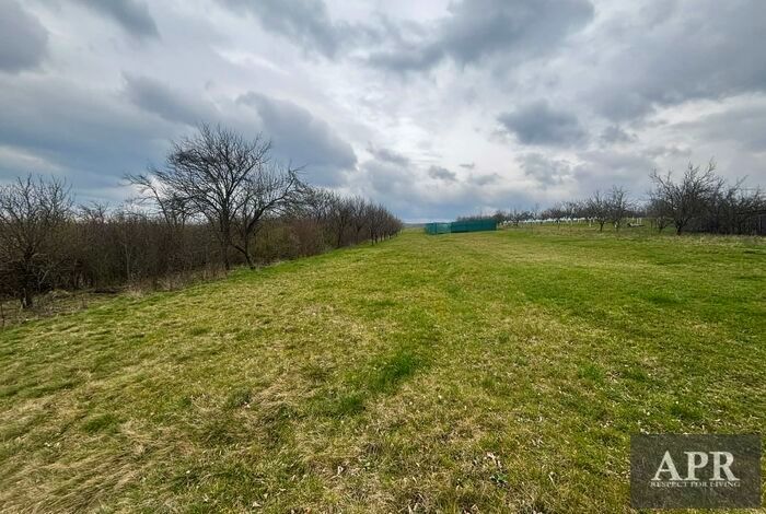 Nabízíme k prodeji stavební pozemek ( 1851 m2 ) pro rodinné 