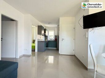 APARTMÁN 3+KK S TERASOU A ZAHRADOU – UVALA CASKA, OSTROV PAG
