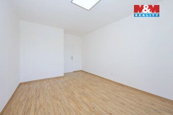 Nabízím k pronájmu prostorný a světlý zděný byt 3+1 v atrakt