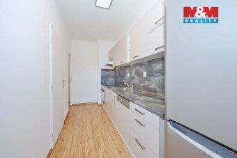 Nabízím k pronájmu prostorný a světlý zděný byt 3+1 v atrakt