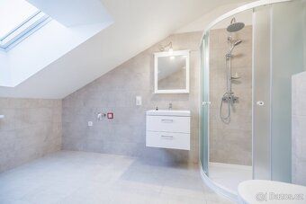 Nabízím k pronájmu nadstandartní podkrovní byt 2+kk 71 m² na