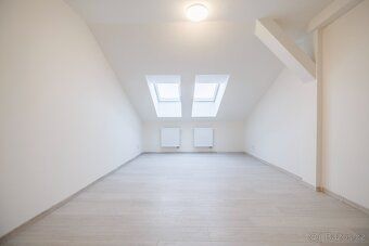 Nabízím k pronájmu nadstandartní podkrovní byt 2+kk 71 m² na