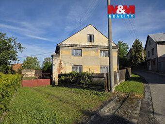 Nabízíme k prodeji prostornou nemovitost v Jerlochovicích u 