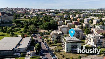 Nabízíme k pronájmu prosluněný moderní byt o dispozici 2+kk 