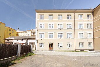 Byt o celkové velikosti 70 m² v 2. patře cihlového domu nabí