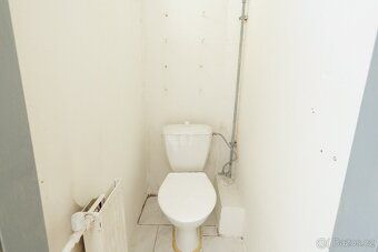 Byt o celkové velikosti 70 m² v 2. patře cihlového domu nabí