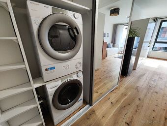 Nabízíme k pronájmu krásný moderní byt 1+kk o celkové ploše 
