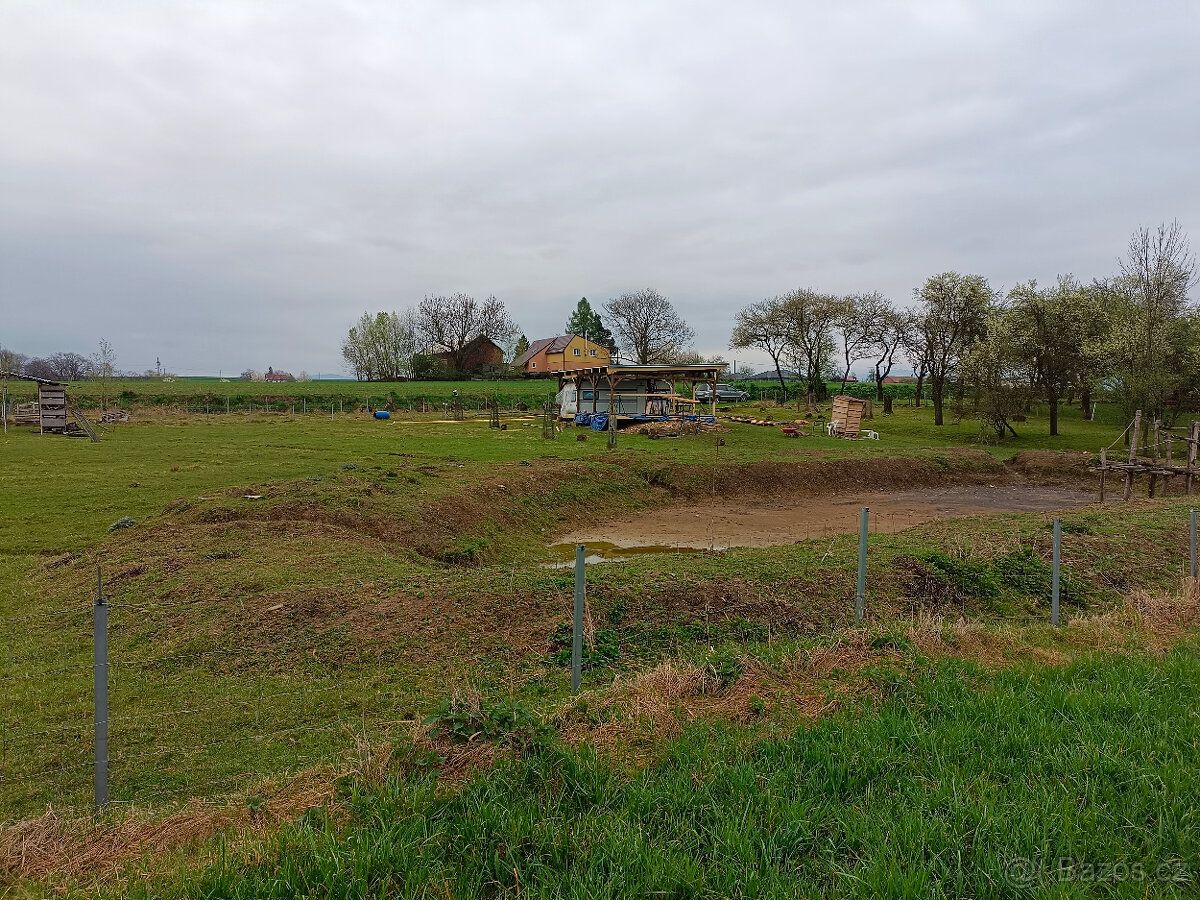 zahrada u lesa = Frydecky les
pronajmu zahradu 500 M2 , voda