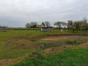 zahrada u lesa = Frydecky les
pronajmu zahradu 500 M2 , voda