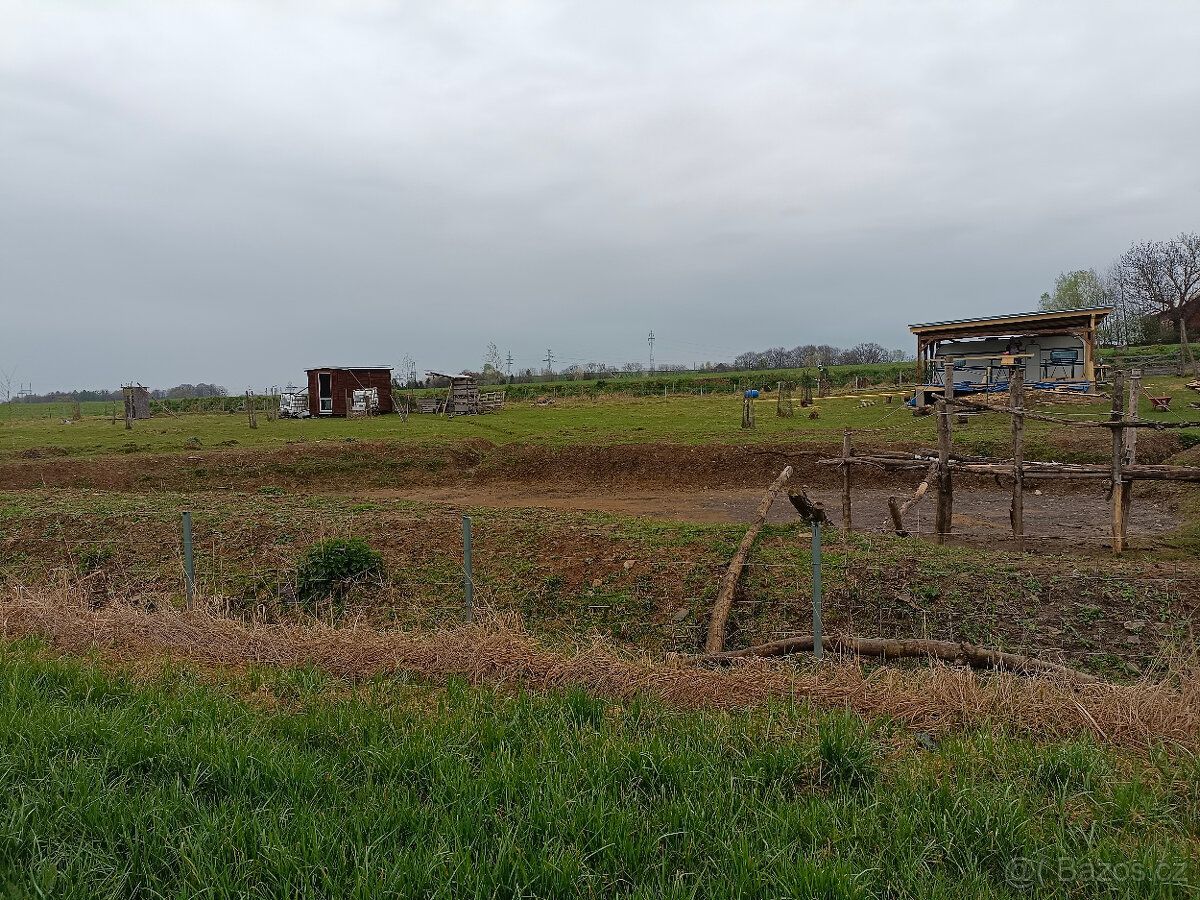 zahrada u lesa = Frydecky les
pronajmu zahradu 500 M2 , voda