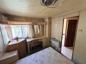Mobilní dům o dispozici 3+kk a rozměrech 11 × 3,7 m je zatep