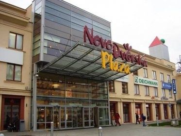 Nabízíme pronájem stánku na prodej jahod, meruněk, třešní od