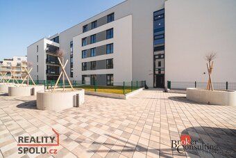 Krásný vzdušný byt 1+kk s balkonem a parkovacím stánímNabízí