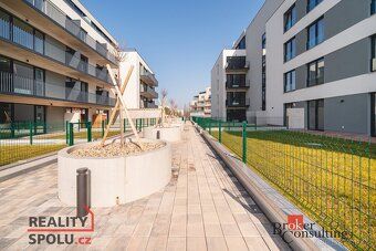 Krásný vzdušný byt 1+kk s balkonem a parkovacím stánímNabízí