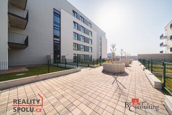 Krásný vzdušný byt 1+kk s balkonem a parkovacím stánímNabízí