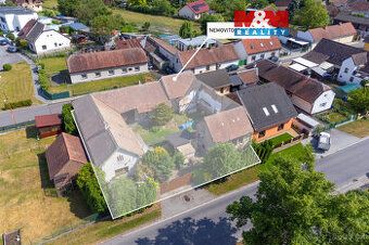 Dům je zanedbaný , ale rekonstrukce samozřejmě je možná jedn