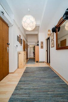 Nabízím Vám prostorný byt o velikosti 3+1 s balkónem, šatnou