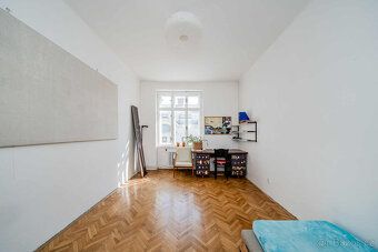 Nabízím Vám prostorný byt o velikosti 3+1 s balkónem, šatnou