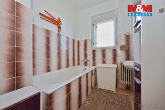 Nabízíme podsklepený rodinný dům o dispozici 4+2 se dvěma ko