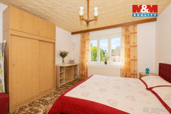 Nabízíme podsklepený rodinný dům o dispozici 4+2 se dvěma ko