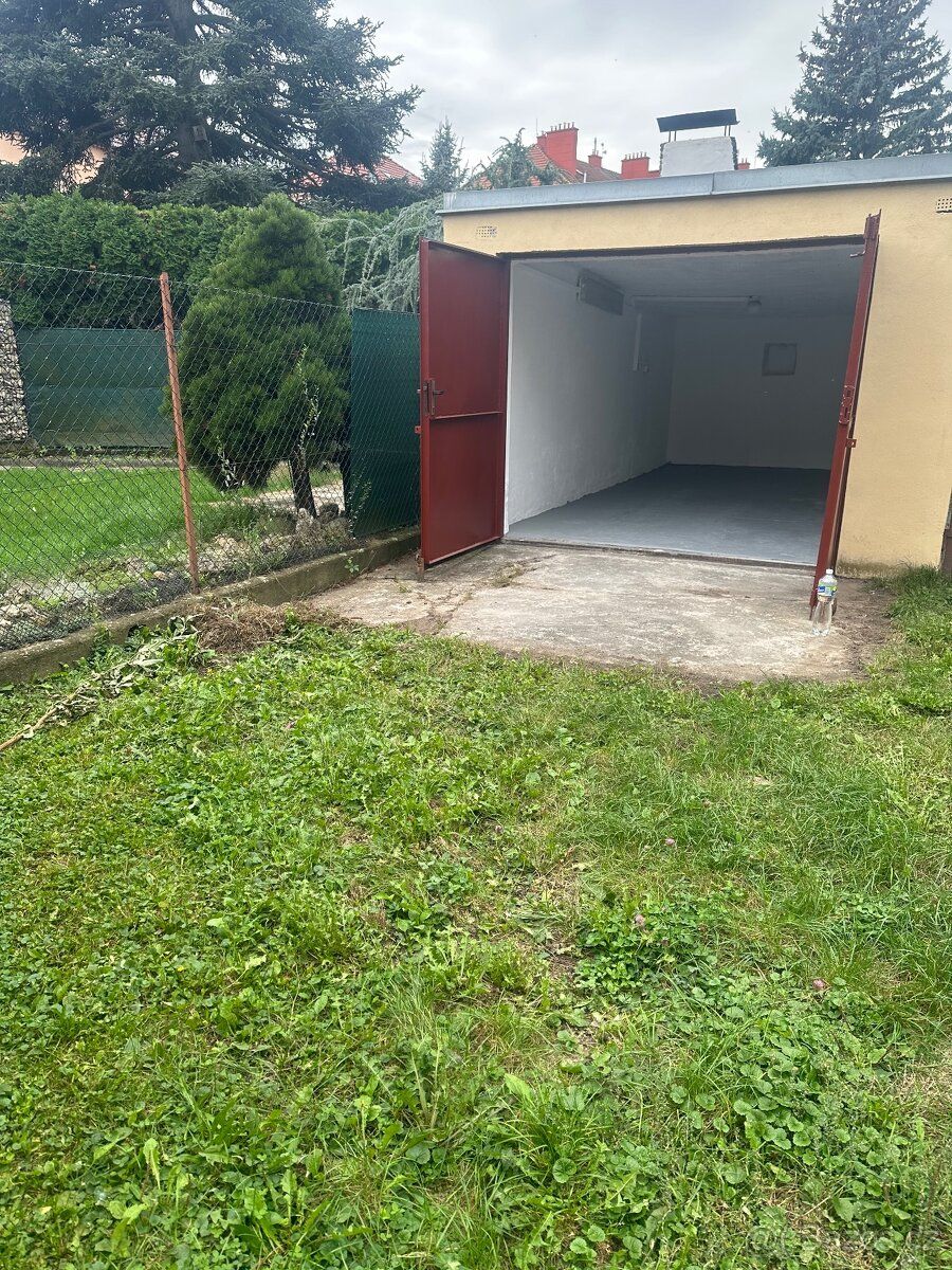 Nabízím k prodeji zděnou garáž v Uherském Hradišti , o výměř